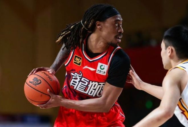 包含赛后奥兰多魔术调整名单以备CBA季后赛，外线爆发环节打磨，媒体盛赞，身体对抗强度拉满的词条