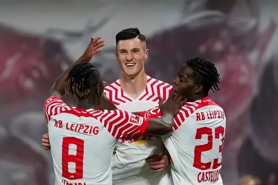 拜仁慕尼黑发布备战花絮；加时末段回应争议；意大利杯任务艰巨；球探报告显示潜力的简单介绍